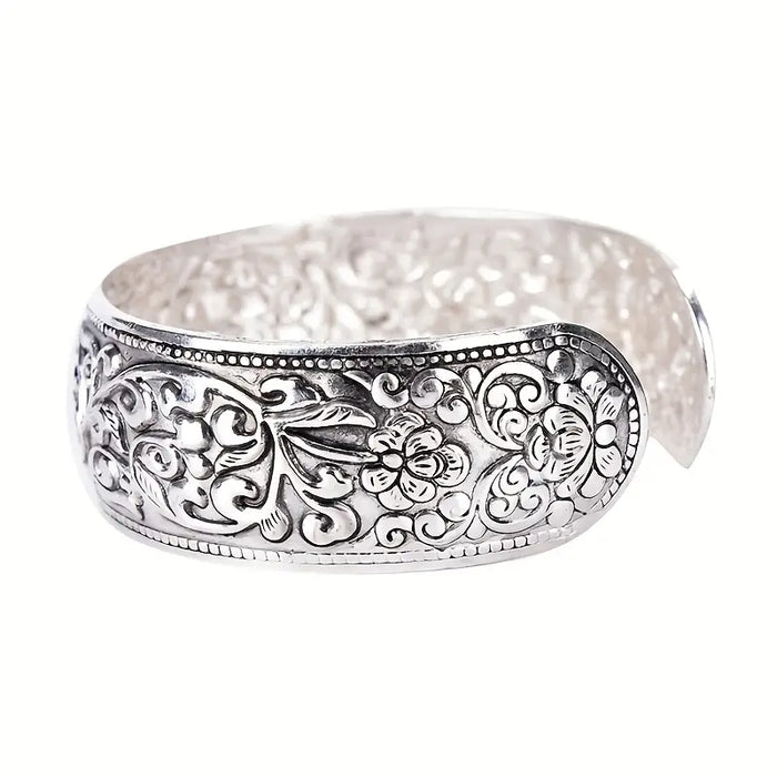 Silver Carved Flower Bracelet only at Bling & Bloom's Boutique | Flora Bracelets Bling & Bloom's Boutique Silver Carved Flower Bracelet This luxurious bracelet features an intricate flower design, crafted in silver for a timeless and elegant look. A perfect gift for any 