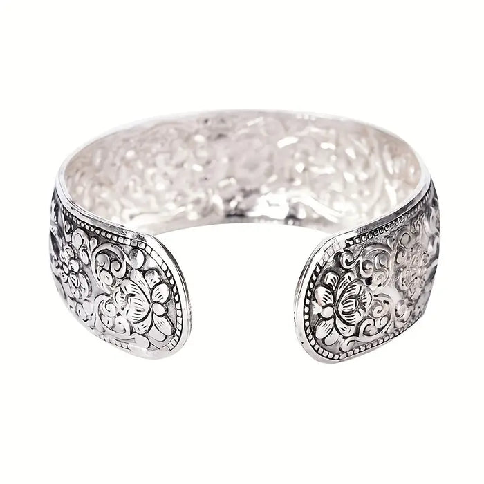 Silver Carved Flower Bracelet only at Bling & Bloom's Boutique | Flora Bracelets Bling & Bloom's Boutique Silver Carved Flower Bracelet This luxurious bracelet features an intricate flower design, crafted in silver for a timeless and elegant look. A perfect gift for any 